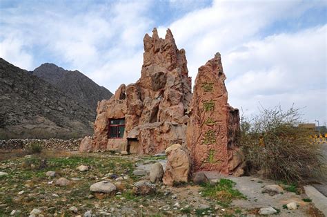  De Helanshan Grotten: Een Historisch Mysterie in het Hart van Yinchuan!