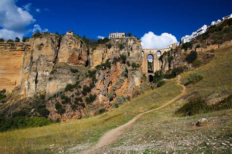 De Puente Nuevo: Een Architecturaal Wonder en een Venster naar de Geschiedenis van Ronda!