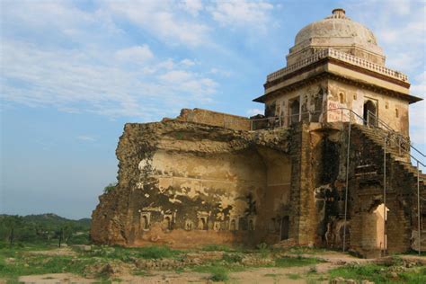  De Rohtas Fort: Een Vergane Glorie vol Mysterieuze Verhalen!