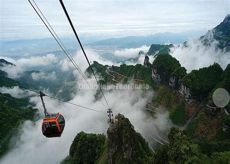 De Tianmen Shan Kabelspoorbaan: Een Wonder van de Ingenieurskunst en een Weg naar de Hemel!