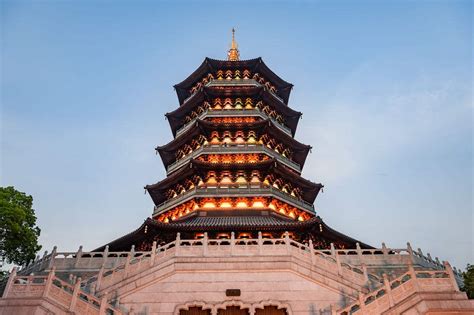 Het Leifeng Pagoda? Een schitterende historische pagode met adembenemende uitzicht!