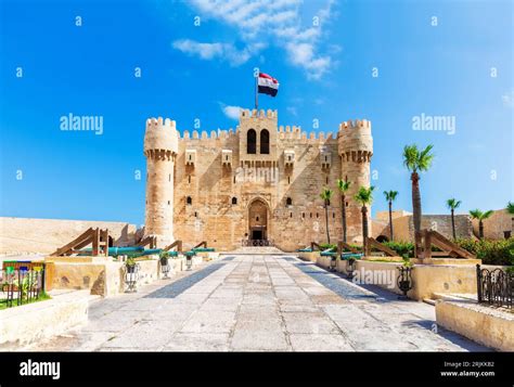 De Citadel van Qaitbay: Een Middeleeuws Meesterwerk aan de Egyptische Kust!