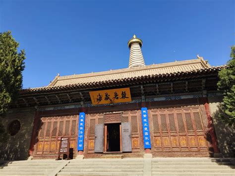 De Grote Boeddha van Zhangye: Een Monumentale Glimlach en een Verrukkingswekkende Reis door de Tijd!