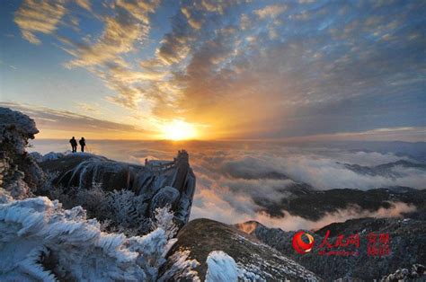 Het Mysterieuze Tianzhushan: Een VloekendeBerg en Paradijs voor Wandelen!