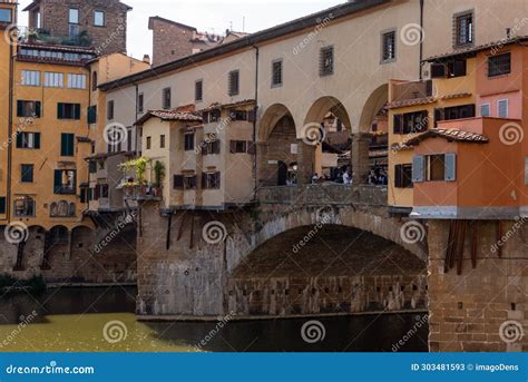 Het Ponte Vecchio: Een middeleeuws juwelenwonder en bruisend centrum van Florence!